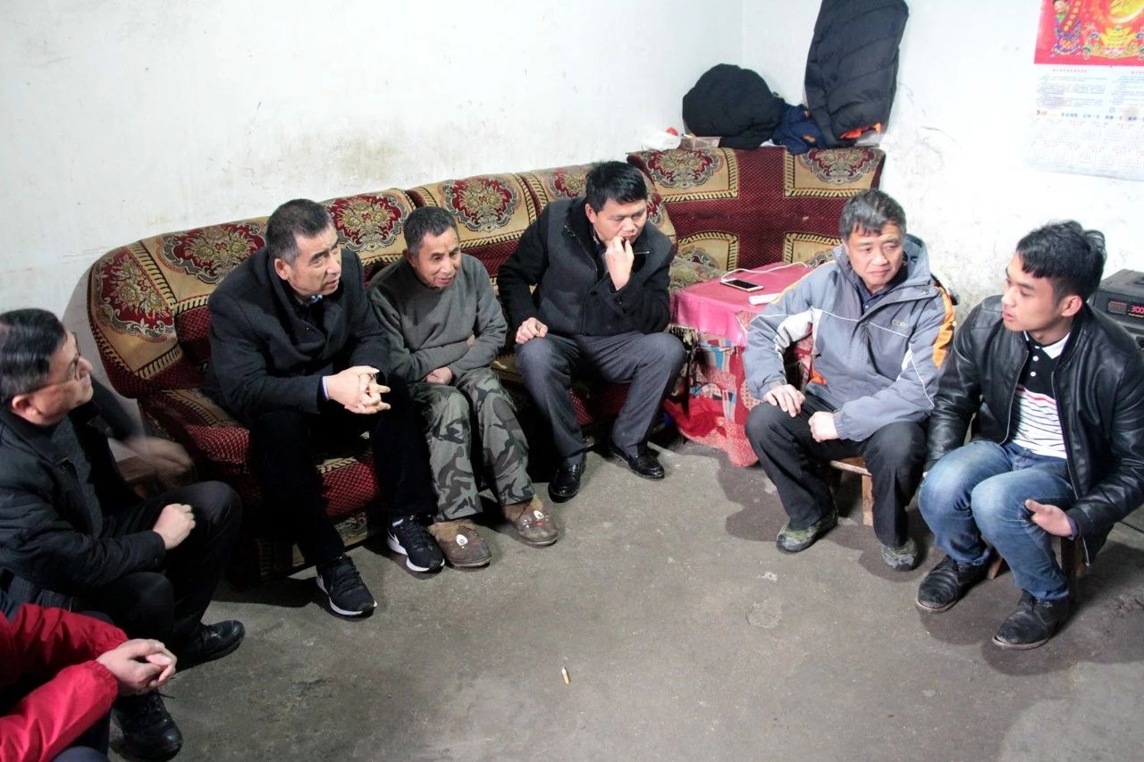 县委书记邓晓强走访慰问贫困户937 / 作者:等风十里 / 帖子ID:267165