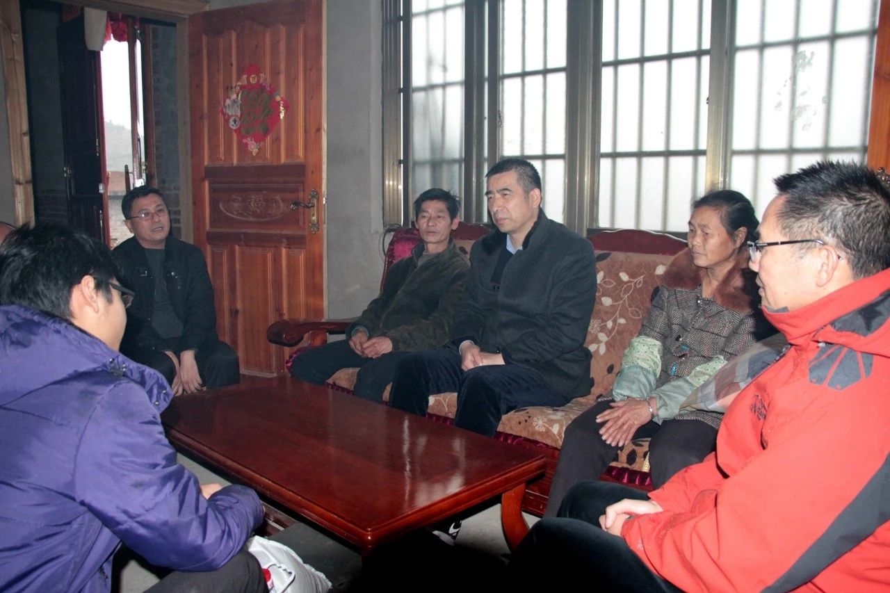 县委书记邓晓强走访慰问贫困户59 / 作者:等风十里 / 帖子ID:267165