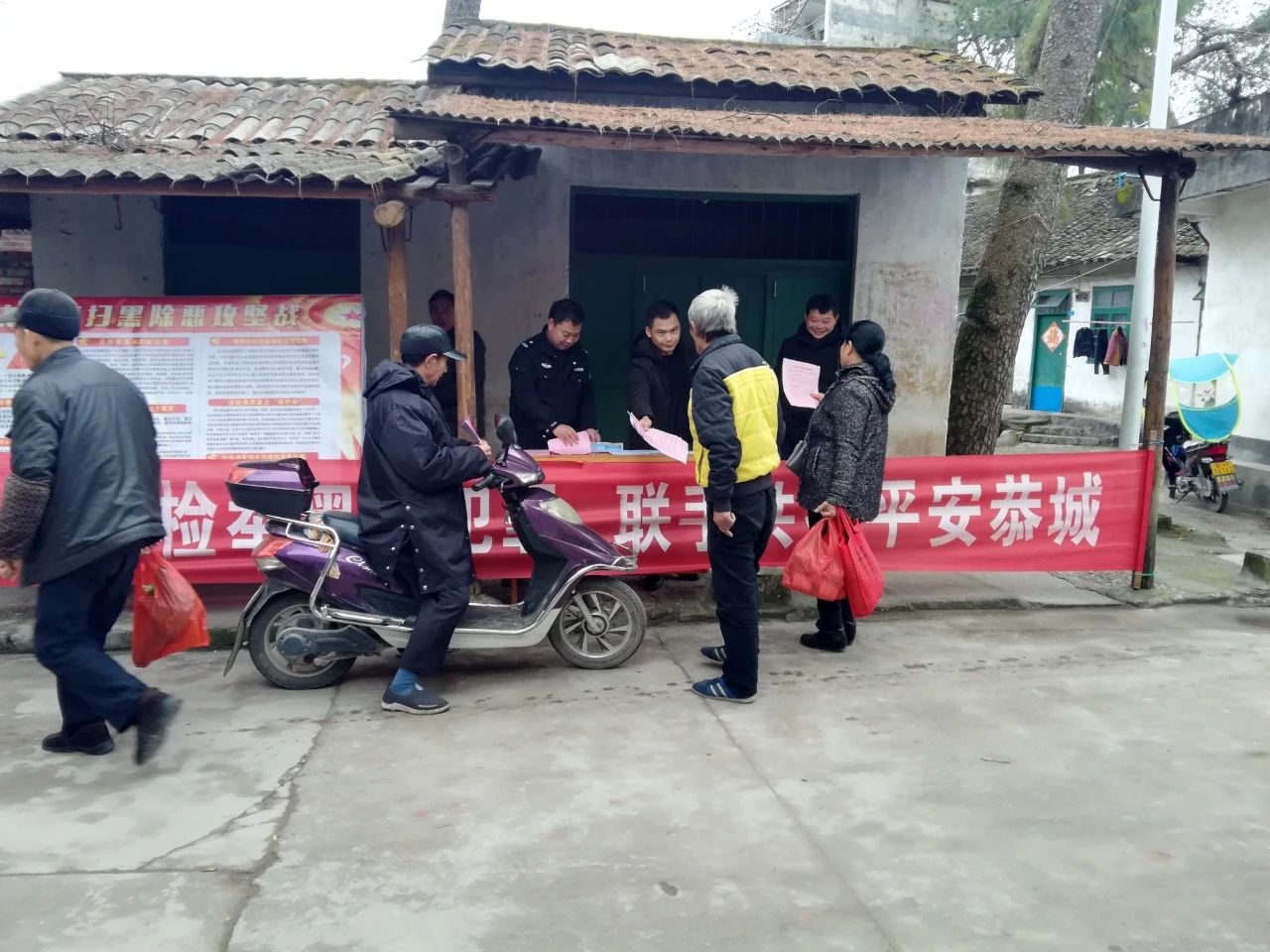 栗木矿区积极开展扫黑除恶专项斗争宣传活动727 / 作者:对岸烽火 / 帖子ID:267167