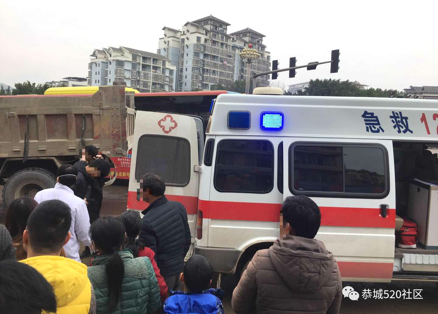 恭城新车站红绿灯处面包车与货车相撞，司机受伤364 / 作者:狗婆蛇 / 帖子ID:267248