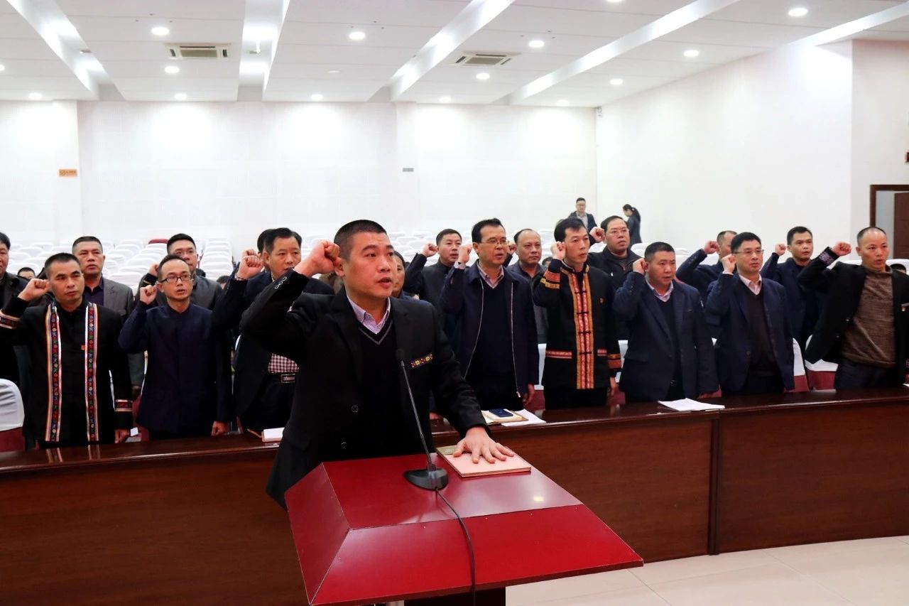 第七届人民政府第三次全体（扩大）会议召开并举行2018年任命人员宪法集体宣誓仪式949 / 作者:人艰不拆 / 帖子ID:267285