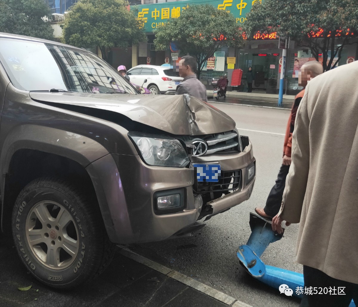 吓！恭城茶南路段一皮卡车不知何故冲向路灯杆，监控录下惊险瞬间！130 / 作者:脚踏实地 / 帖子ID:267567