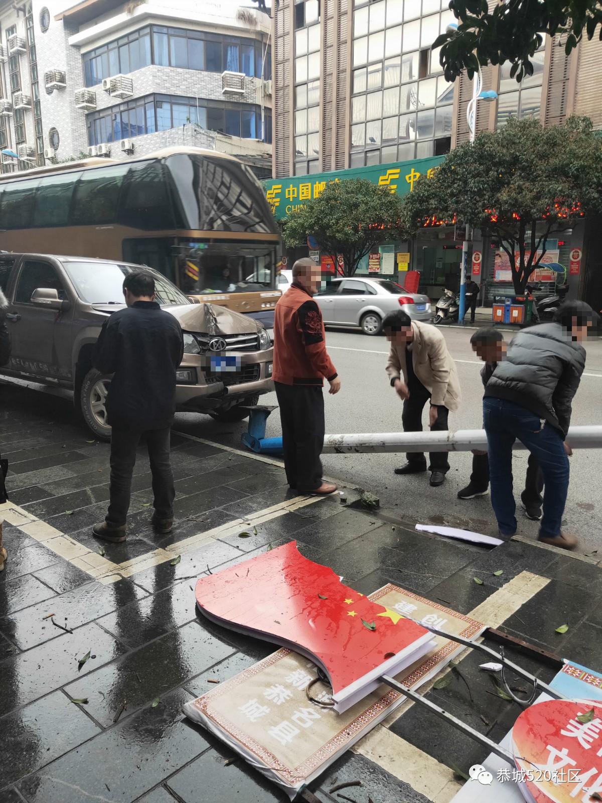 吓！恭城茶南路段一皮卡车不知何故冲向路灯杆，监控录下惊险瞬间！692 / 作者:脚踏实地 / 帖子ID:267567