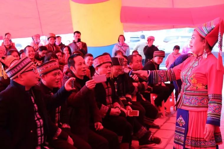 网红武宣婆、广西歌王郭秀莲在恭城瑶族文化街教山歌685 / 作者:莫嘉兴 / 帖子ID:267580