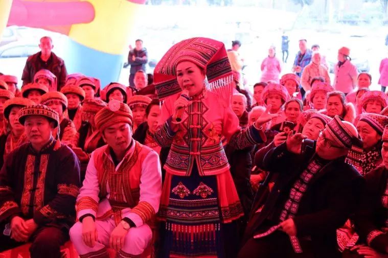 网红武宣婆、广西歌王郭秀莲在恭城瑶族文化街教山歌515 / 作者:莫嘉兴 / 帖子ID:267580