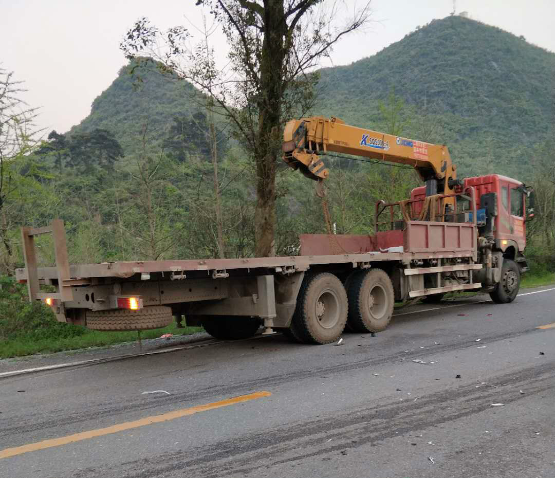 险！栗木上枧布结路口，吊车与小车发生碰撞，小车被撞成了这样260 / 作者:碧澄匀 / 帖子ID:267746