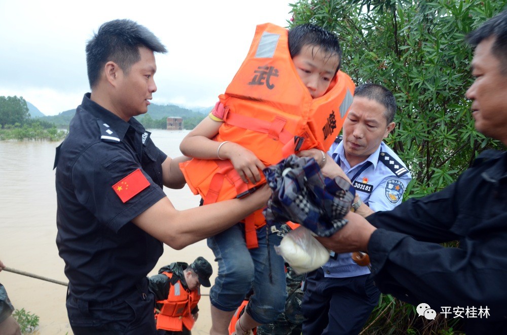 桂林多地洪涝灾情告急，公安出动4千警力抢险救灾448 / 作者:登山涉水 / 帖子ID:267977