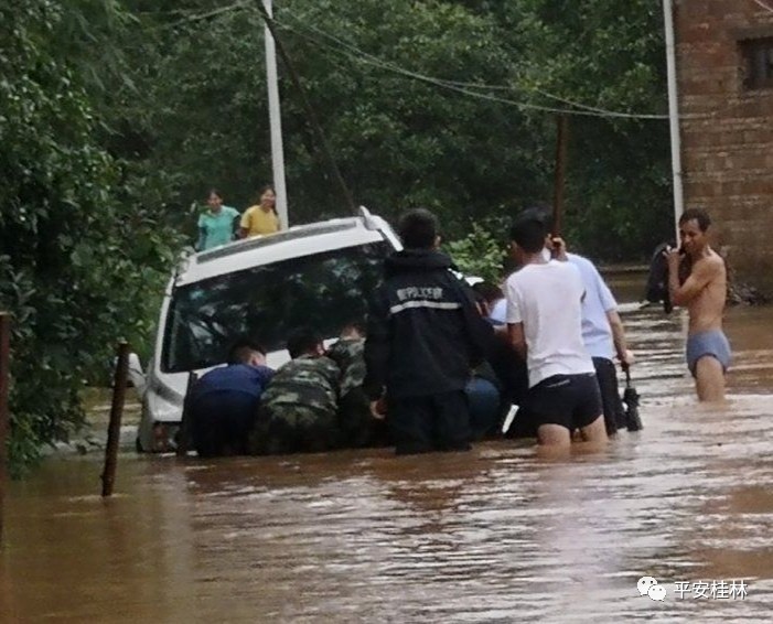 桂林多地洪涝灾情告急，公安出动4千警力抢险救灾298 / 作者:登山涉水 / 帖子ID:267977