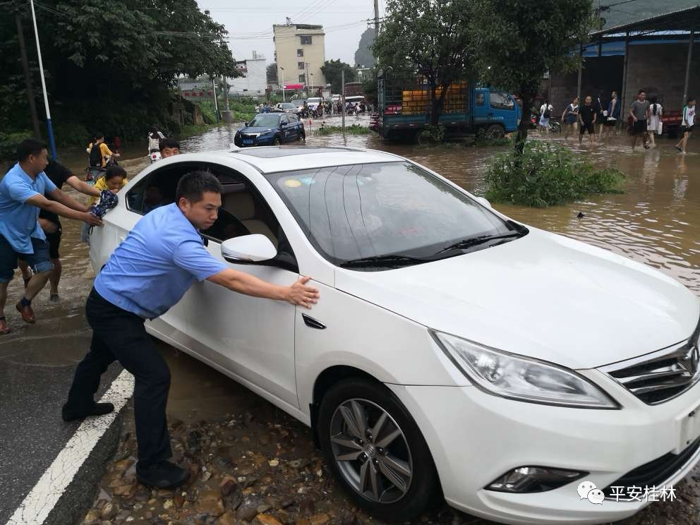 桂林多地洪涝灾情告急，公安出动4千警力抢险救灾879 / 作者:登山涉水 / 帖子ID:267977