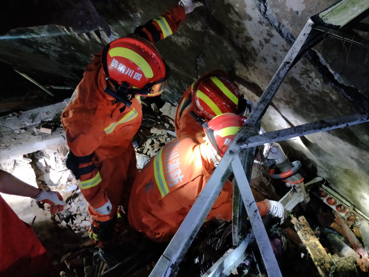 已致11人死亡！四川长宁地震救援正在进行734 / 作者:该做的事情 / 帖子ID:268003