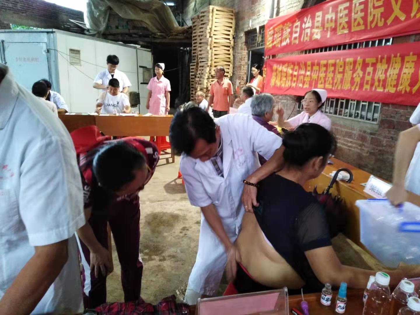 恭城县中医院在莲花镇枧头村社堂屯开展义诊活动！982 / 作者:半指温柔沙 / 帖子ID:268176