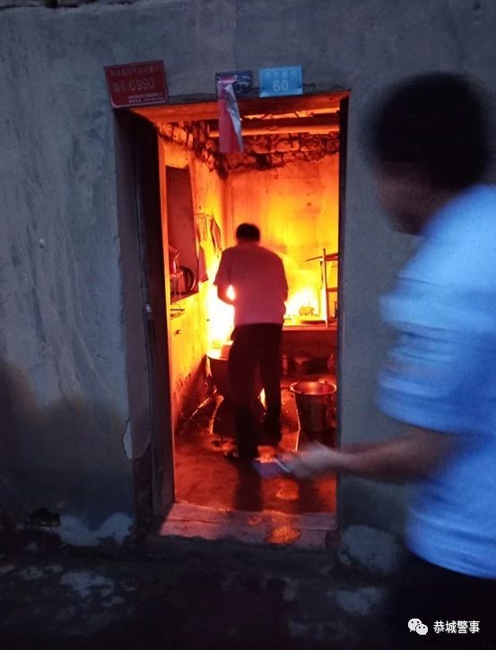 危险时刻！恭城民警冲了进去捂住液化气罐瓶口不断窜出的火苗......584 / 作者:茶江余晖 / 帖子ID:268220