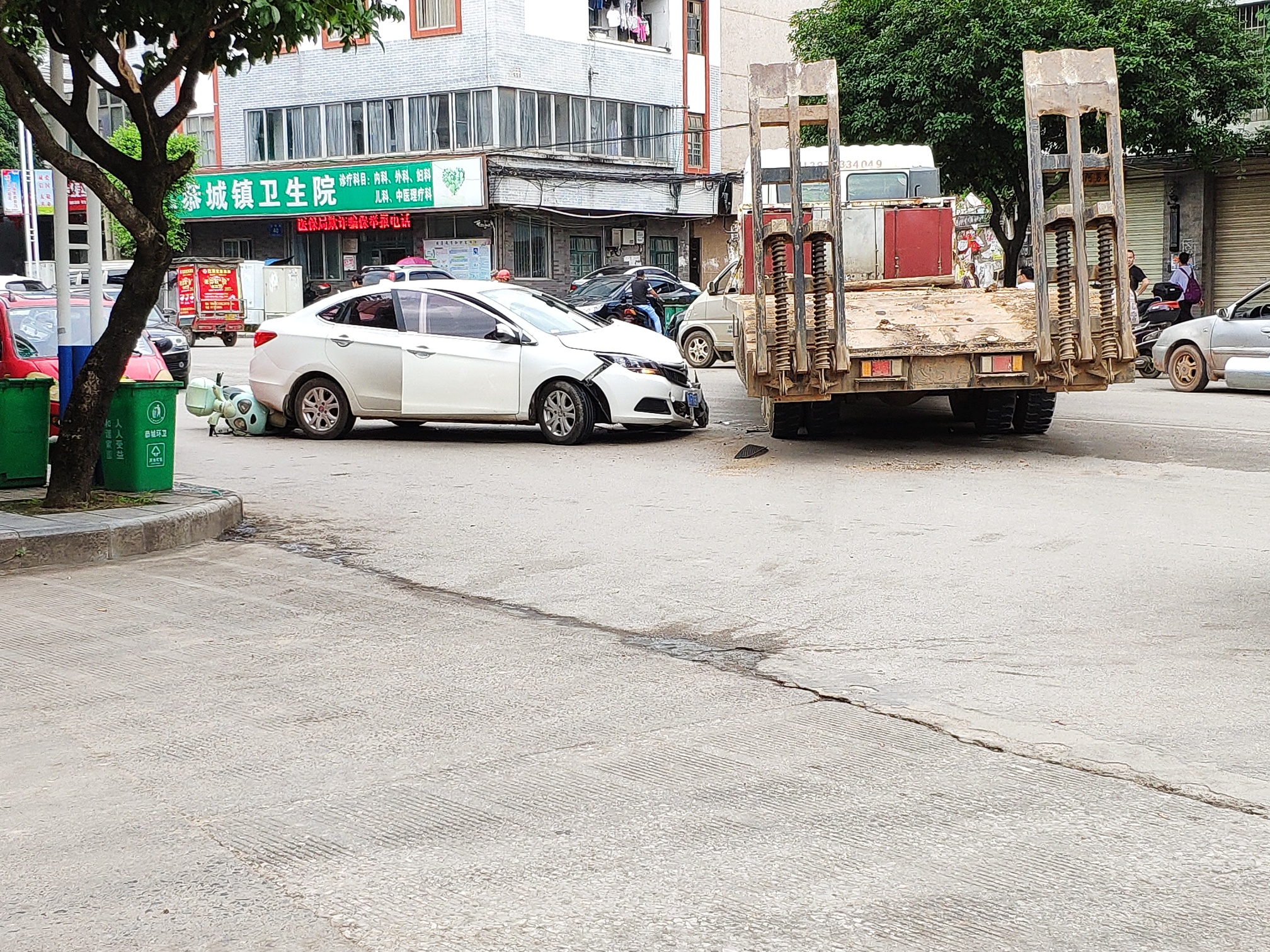 今早在二小路口加油站门口发生一起急刹追尾事故254 / 作者:清风哥 / 帖子ID:268292