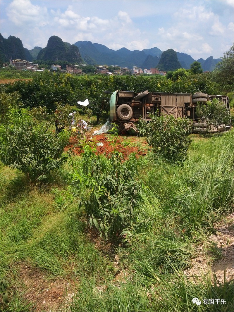 险火！昨日，平乐二塘路段一客车翻车，当场有人被盖上蓝布！776 / 作者:极品小处男处v / 帖子ID:268294