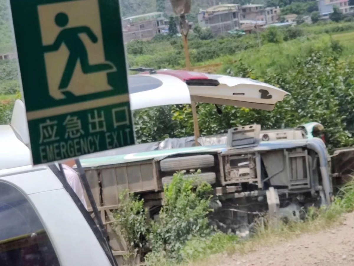 二塘发生一起交通事故，大客车被甩翻进果园…740 / 作者:醉于山水 / 帖子ID:268297