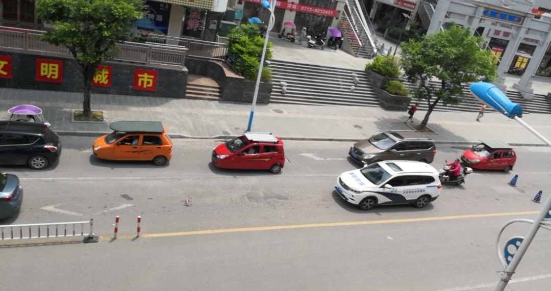 城中西路银座路段发生两车追尾538 / 作者:2支棒棒糖 / 帖子ID:268376