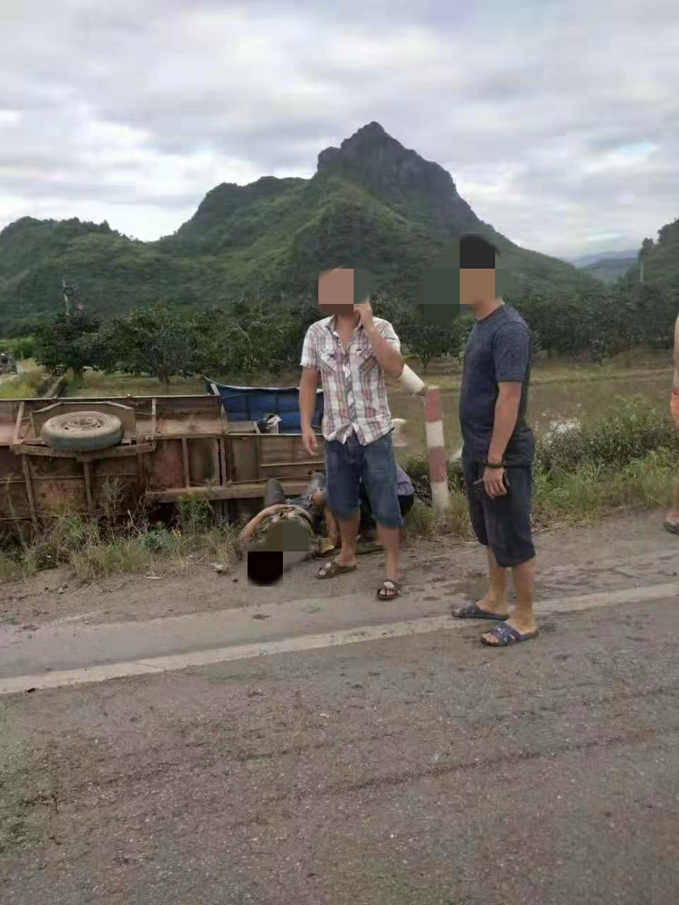 虎尾和杨柳村中间路段发生一起车祸352 / 作者:忧伤428 / 帖子ID:268438
