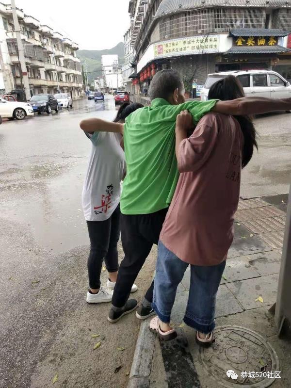 满满正能量！恭城再现最美女孩！在老人需要帮助时她们这样做…668 / 作者:清风哥 / 帖子ID:268453