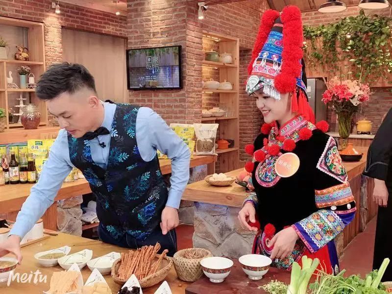 恭城籍歌唱演员李雪将恭城油茶推荐给了全国观众！823 / 作者:一条龙 / 帖子ID:268466
