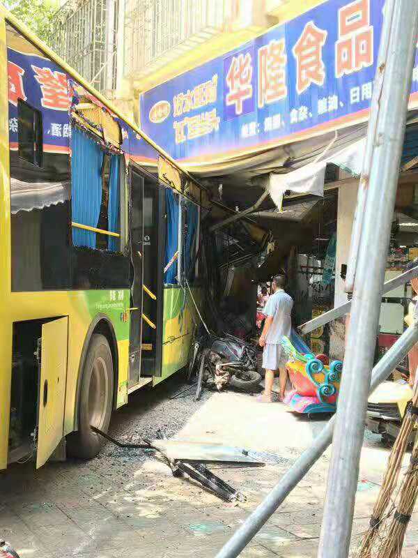 今天新车后门一架公交车和一架面包车打架了啵122 / 作者:杨俊语语il / 帖子ID:268525