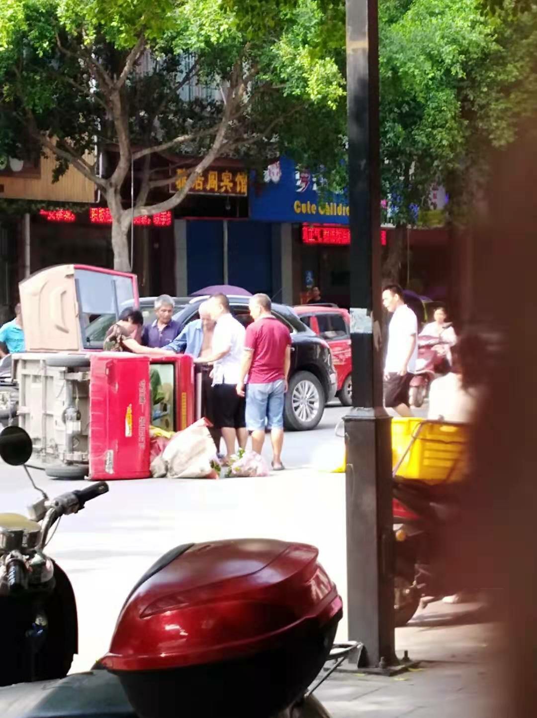 滨江苑又车祸，这路口一年最少一个月一次271 / 作者:杨俊语语il / 帖子ID:268544