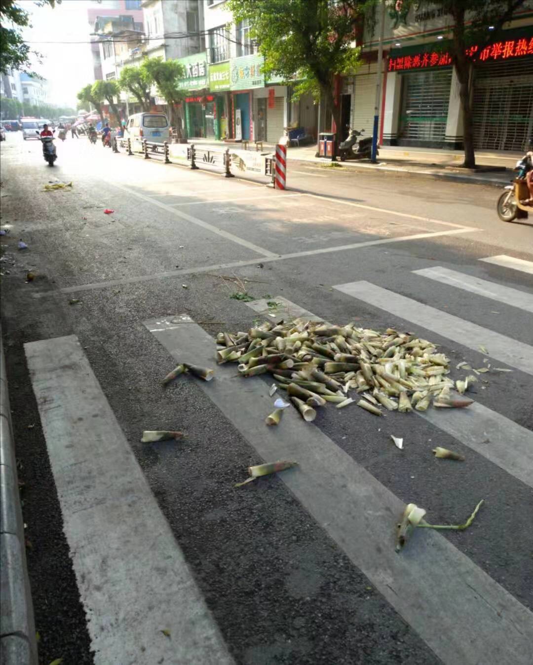 十字街往菜市场方向不知道哪个把笋壳倒在斑马线424 / 作者:公路美学 / 帖子ID:268559