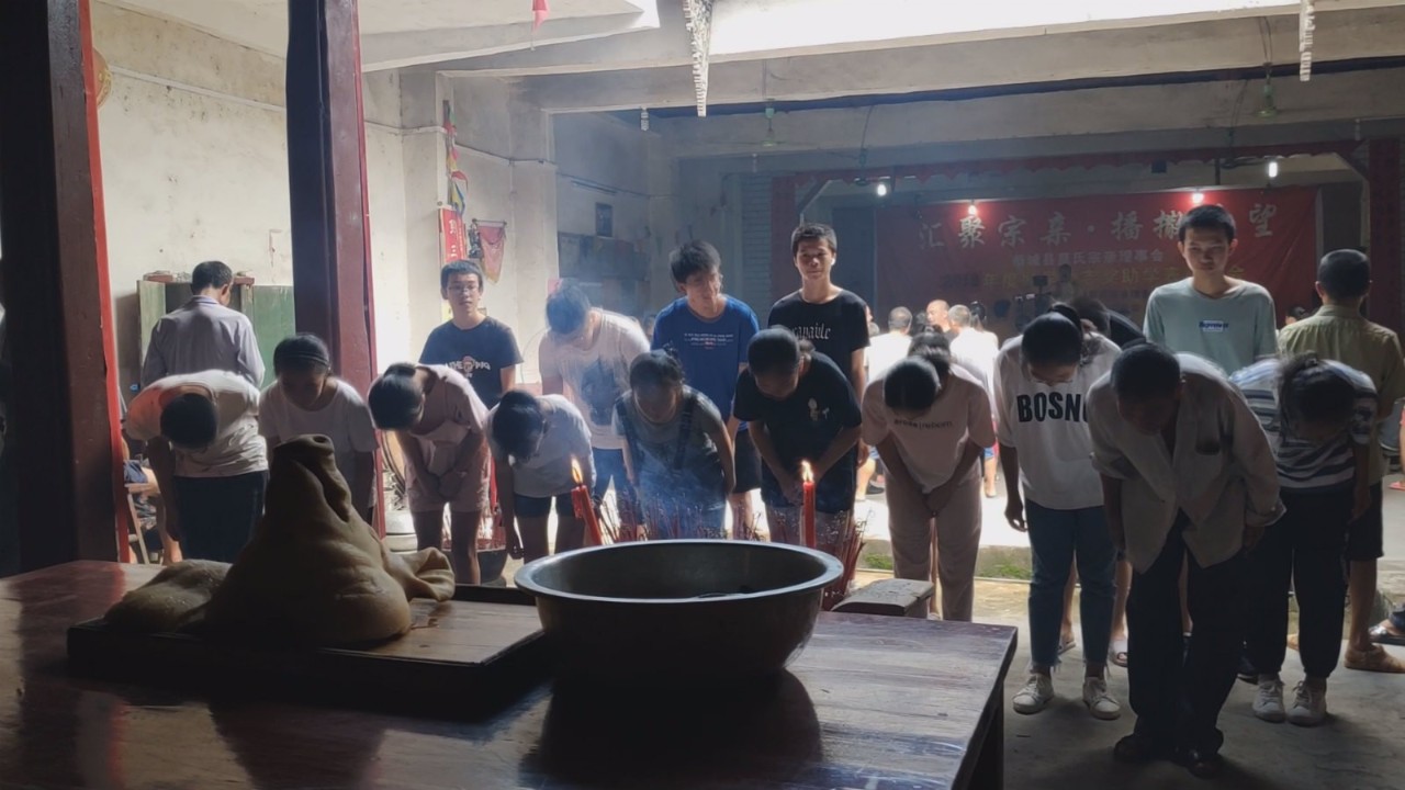 恭城莫氏宗亲理事会在北溪祠堂举行捐资助学仪式，重奖莫氏优秀学子749 / 作者:论坛小编02 / 帖子ID:268562