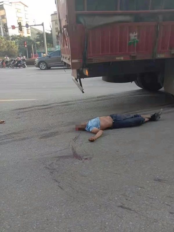 惨烈丨脑花都出来了，桂林发生一起车祸，又是货车跟电马！642 / 作者:清风哥 / 帖子ID:268610