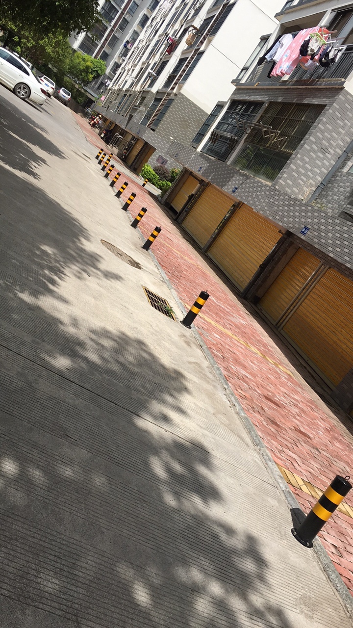 公共区域，到处打桩！这个小区物业太霸道！505 / 作者:素素 / 帖子ID:268671