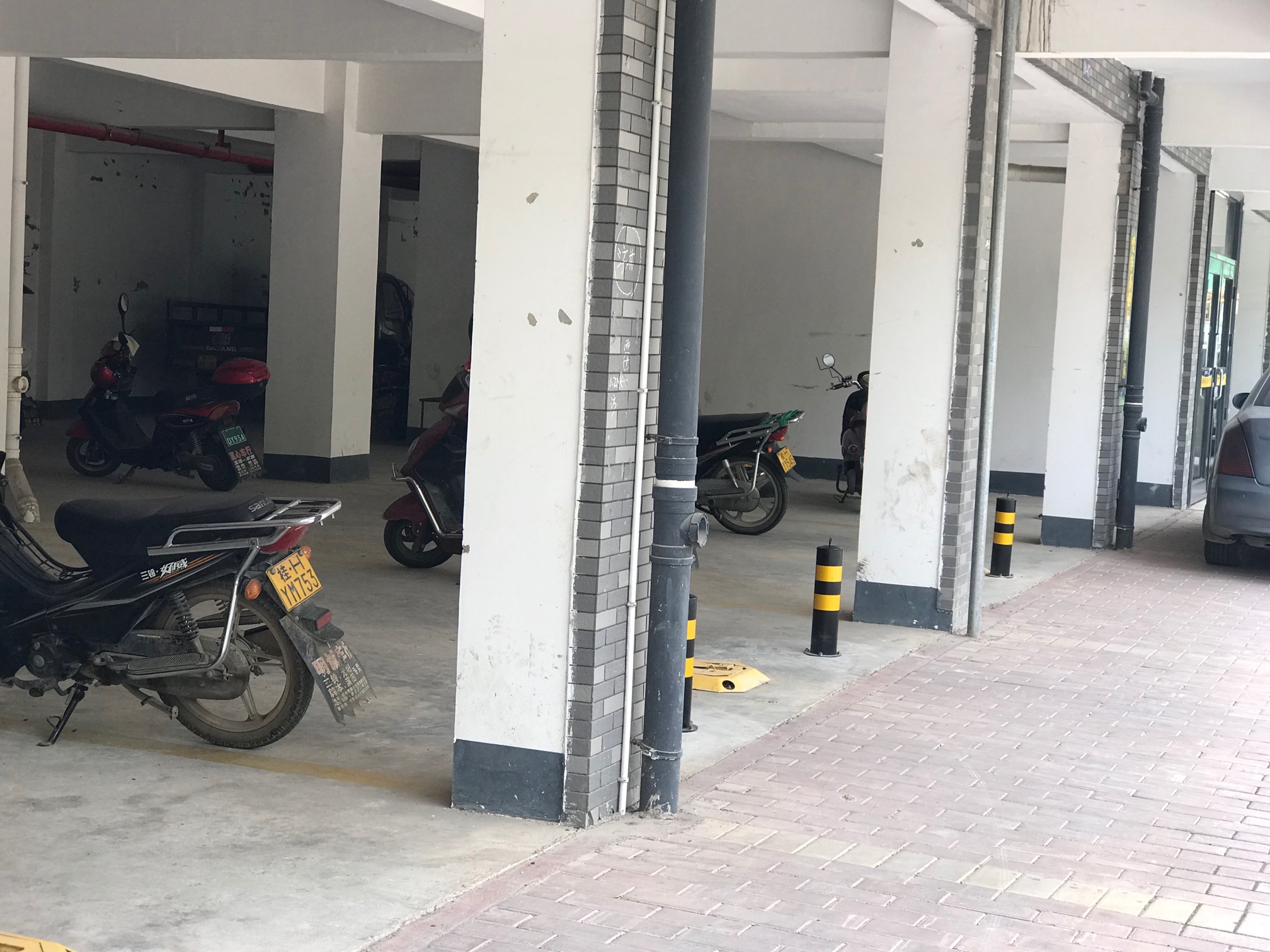 公共区域，到处打桩！这个小区物业太霸道！389 / 作者:素素 / 帖子ID:268671