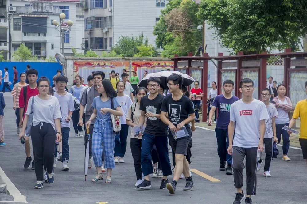 我考了那么多的试，没想到是为了离开恭城…298 / 作者:论坛小编02 / 帖子ID:268673