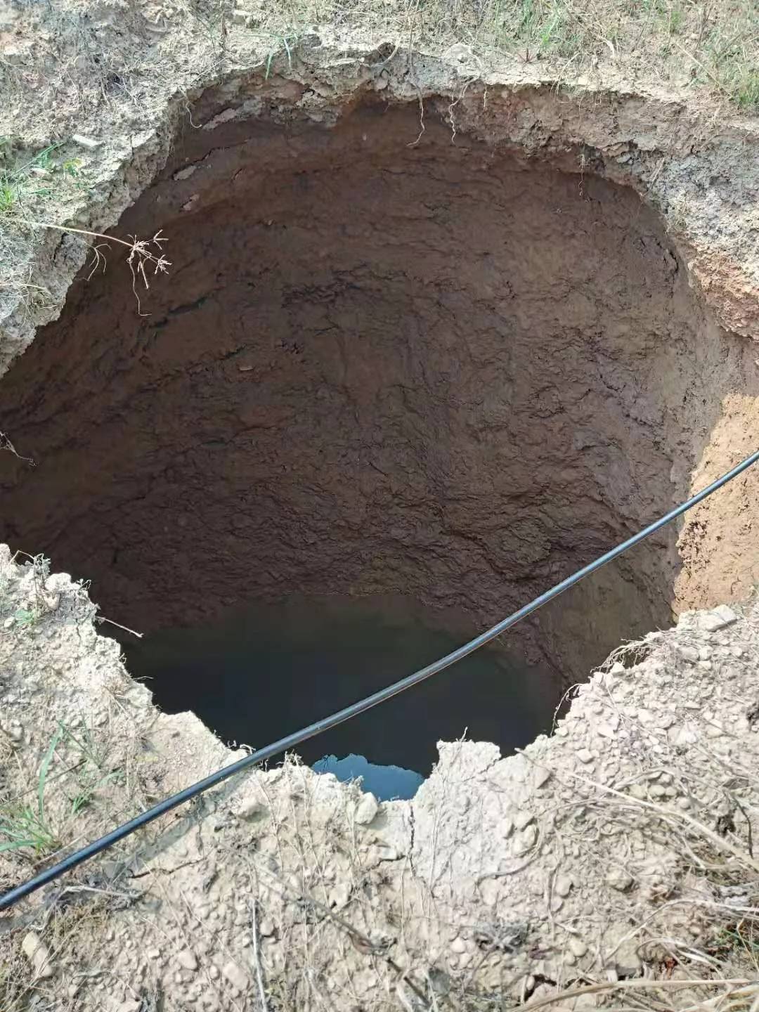 栗木这村子发生了什么事？一夜之间，惊现十几米深大坑966 / 作者:论坛小编02 / 帖子ID:268675