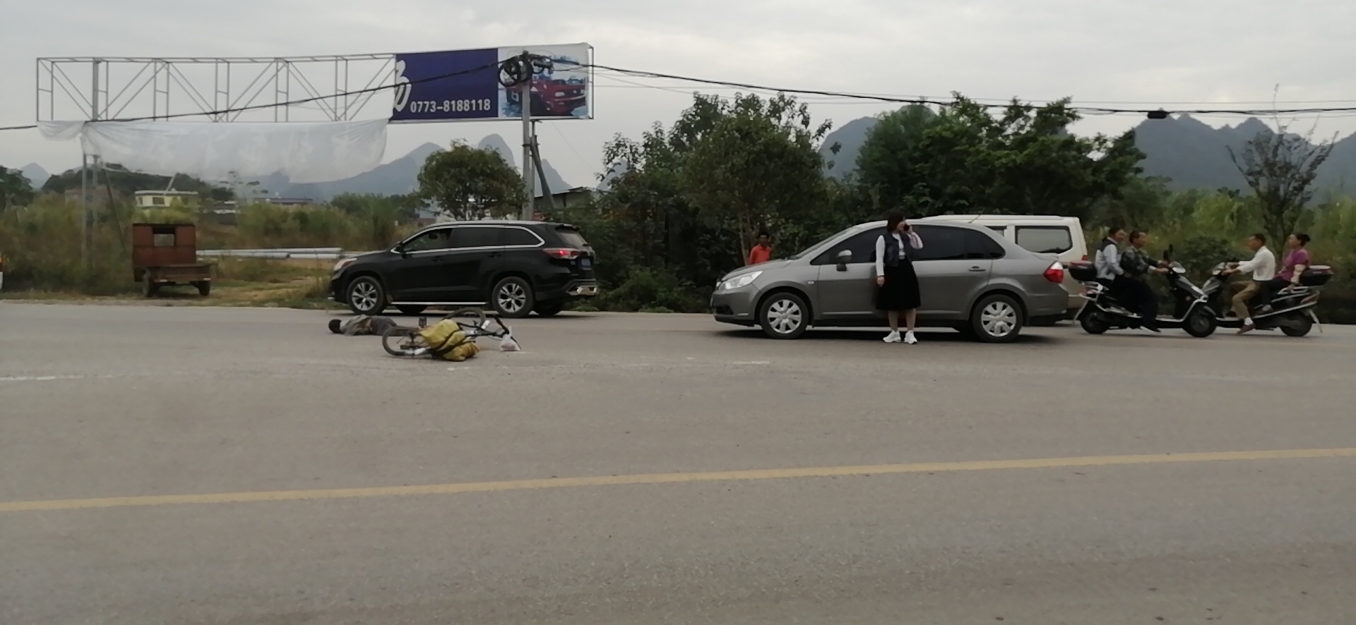 新街加油站旁边，小车和单车撞上了！84 / 作者:狭缝求生室 / 帖子ID:269297