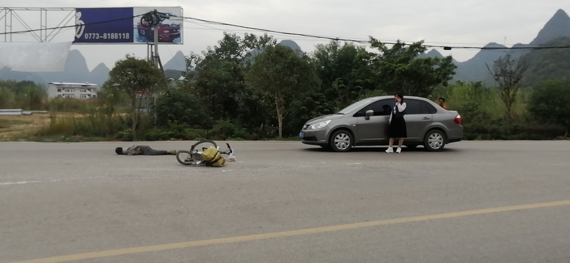 新街加油站旁边，小车和单车撞上了！157 / 作者:狭缝求生室 / 帖子ID:269297