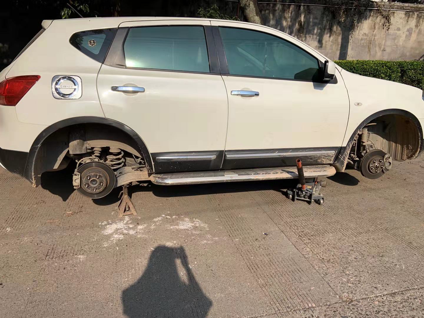 谁干的？三辆车停在恭城惠丰花园门口路段被针扎轮胎，怎么回事？887 / 作者:论坛小编01 / 帖子ID:269386
