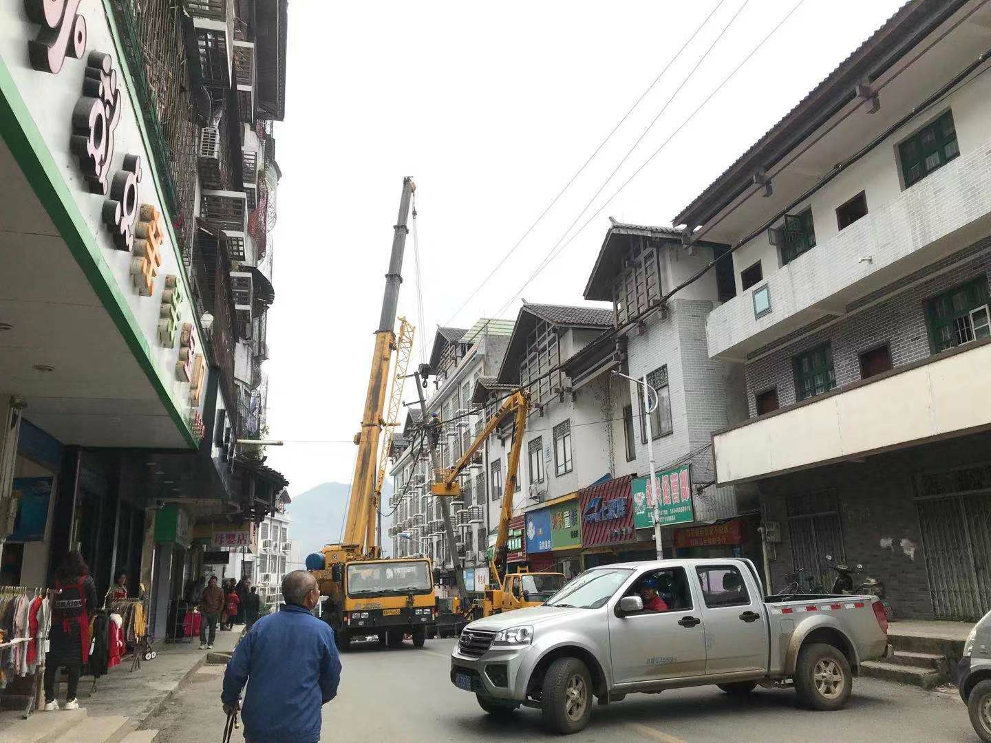 这车子厉害！恭城县医院陡坡这电线杆都被撞断397 / 作者:恭城520小奈姐姐 / 帖子ID:269948