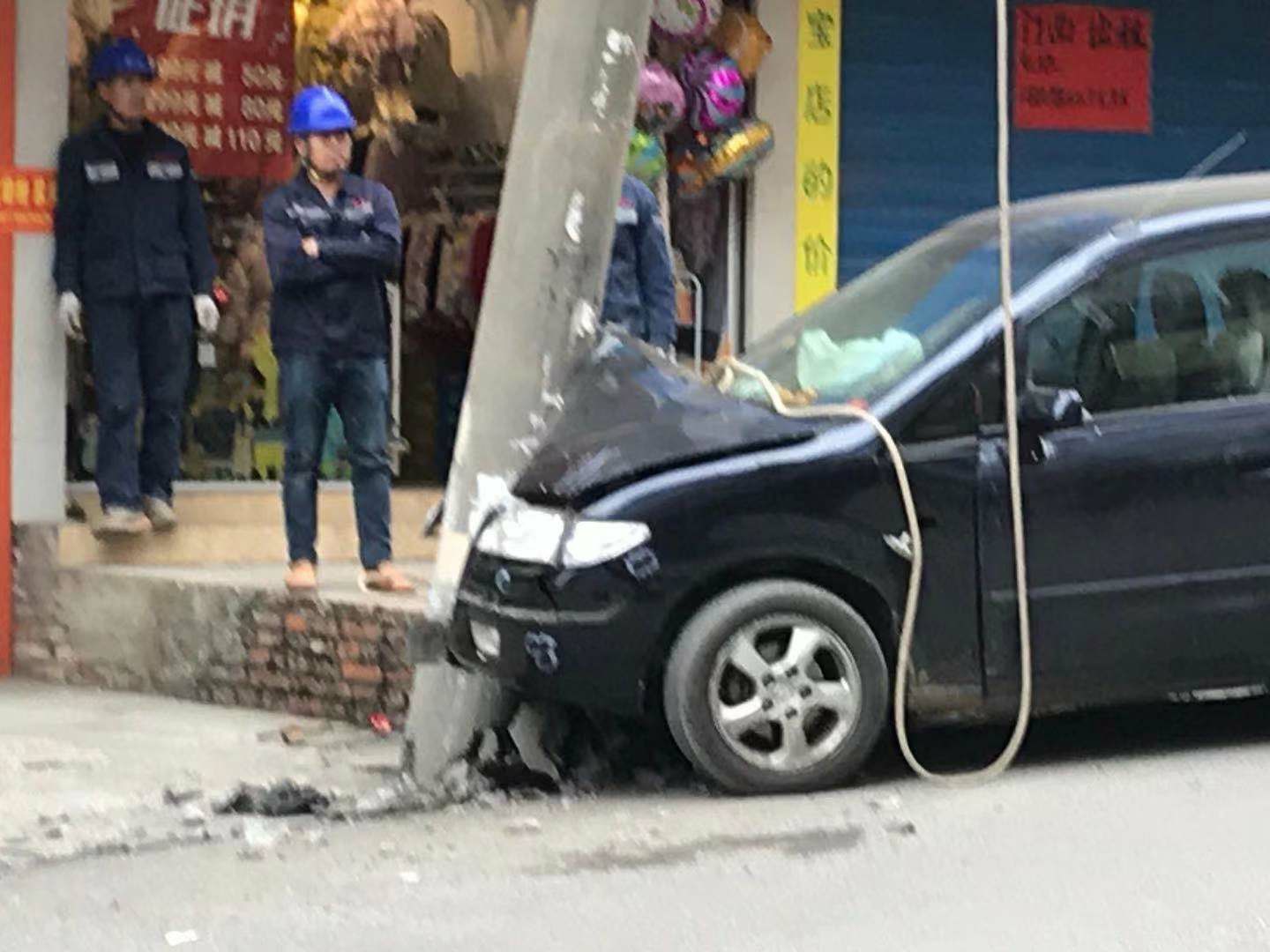 这车子厉害！恭城县医院陡坡这电线杆都被撞断324 / 作者:恭城520小奈姐姐 / 帖子ID:269948