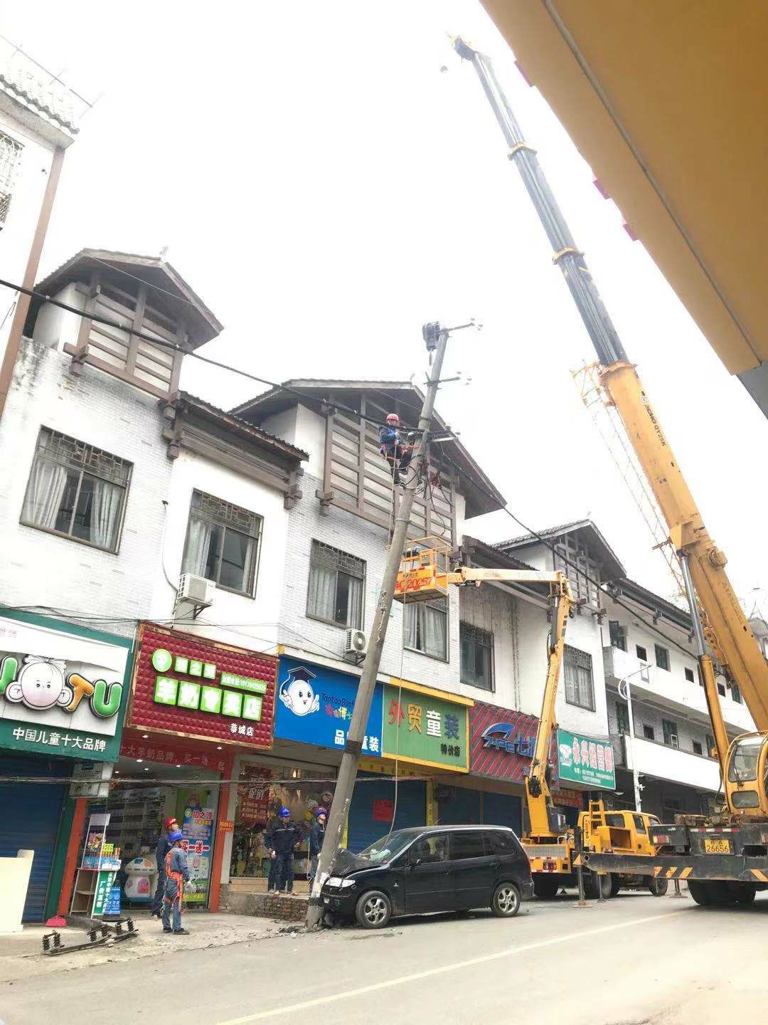 这车子厉害！恭城县医院陡坡这电线杆都被撞断456 / 作者:恭城520小奈姐姐 / 帖子ID:269948