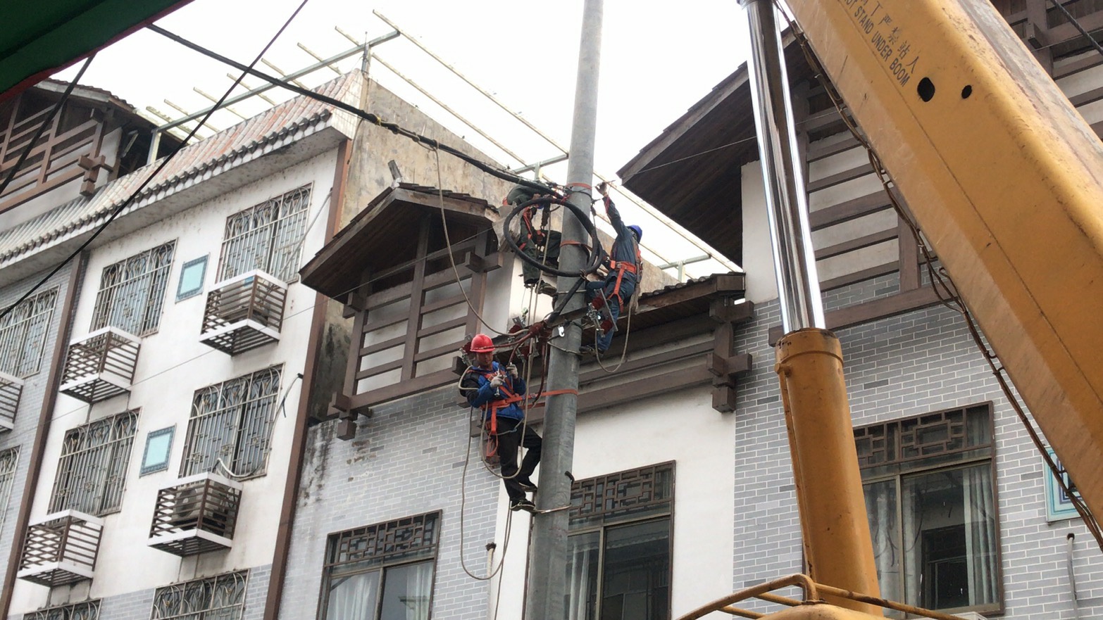 这车子厉害！恭城县医院陡坡这电线杆都被撞断48 / 作者:恭城520小奈姐姐 / 帖子ID:269948