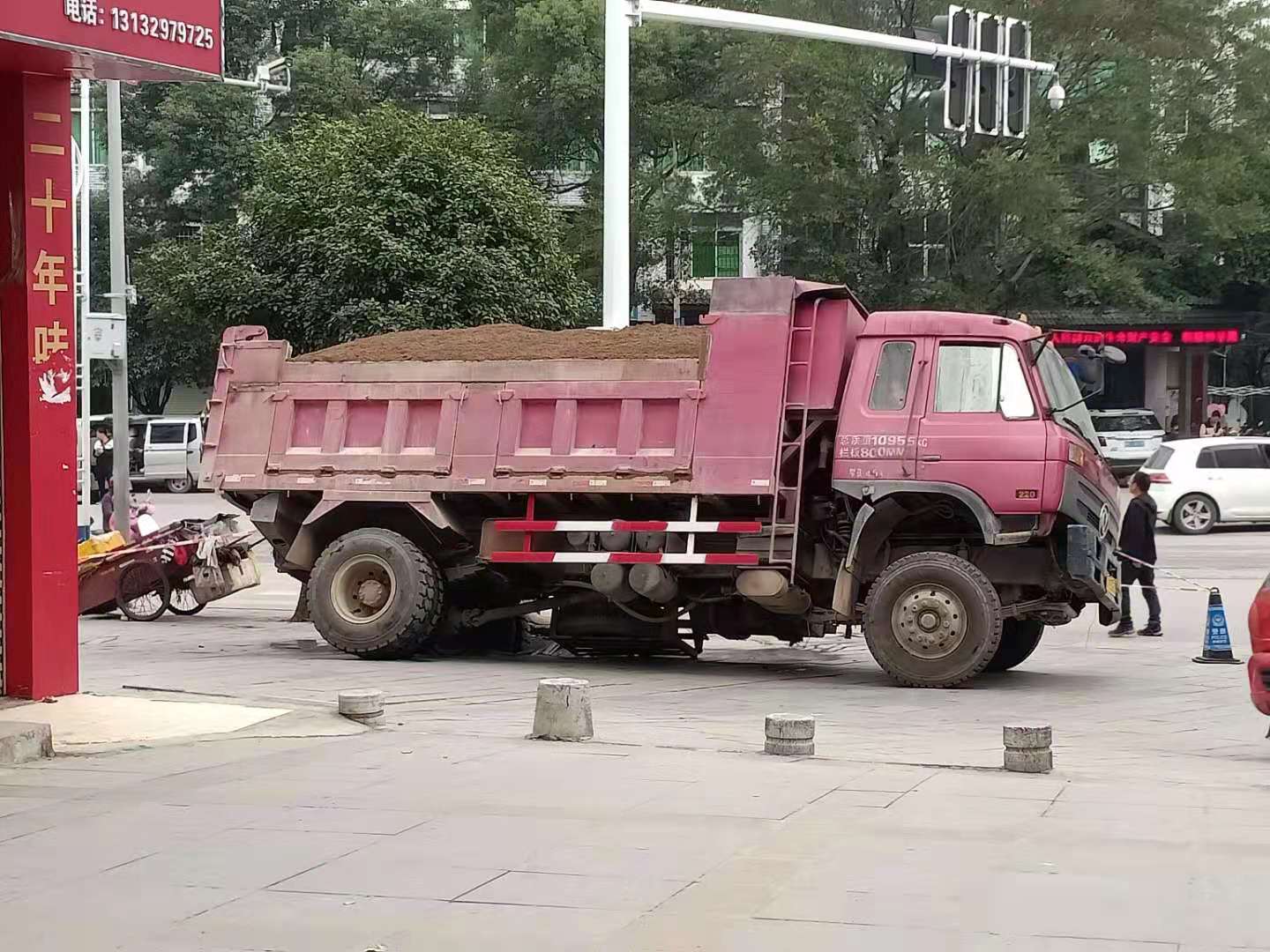 拉这么重的沙子还上人行道，这下好了，下水管道都被压坏912 / 作者:掌舵的鱼1987 / 帖子ID:270056