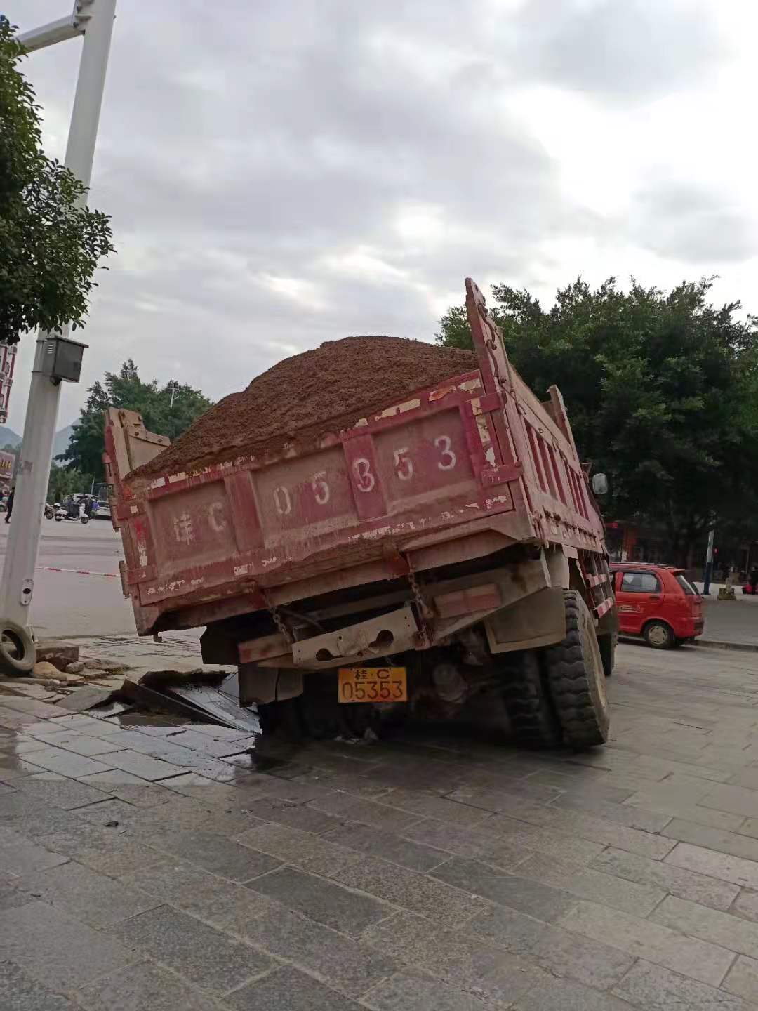 拉这么重的沙子还上人行道，这下好了，下水管道都被压坏381 / 作者:掌舵的鱼1987 / 帖子ID:270056