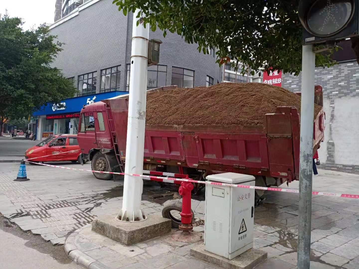 拉这么重的沙子还上人行道，这下好了，下水管道都被压坏949 / 作者:掌舵的鱼1987 / 帖子ID:270056