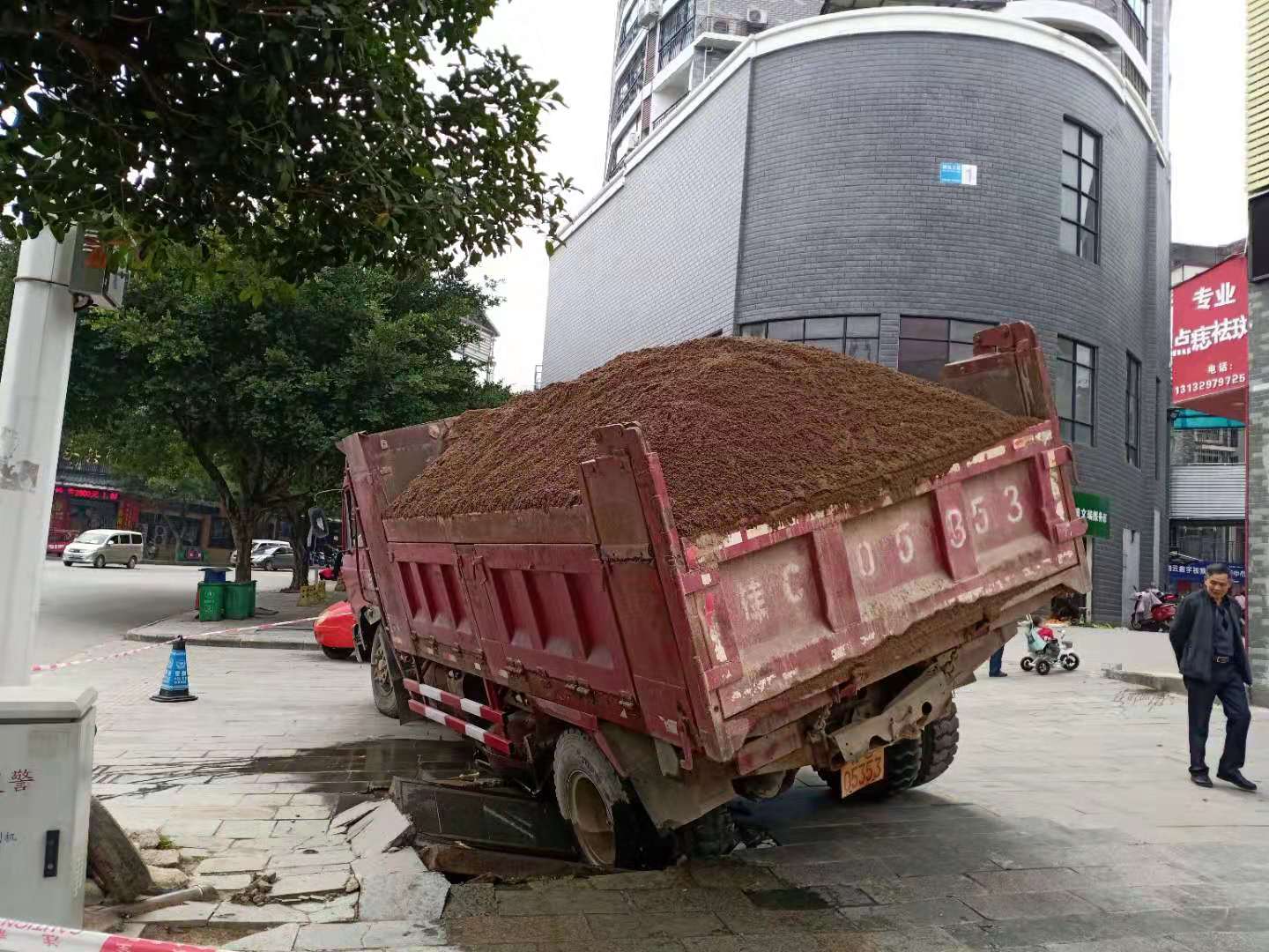 拉这么重的沙子还上人行道，这下好了，下水管道都被压坏155 / 作者:掌舵的鱼1987 / 帖子ID:270056