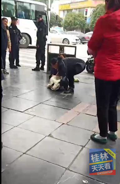 桂林博爱医院门口，一女子抱着死婴哭得撕心裂肺，发生了什么？292 / 作者:宇宙无限 / 帖子ID:270064