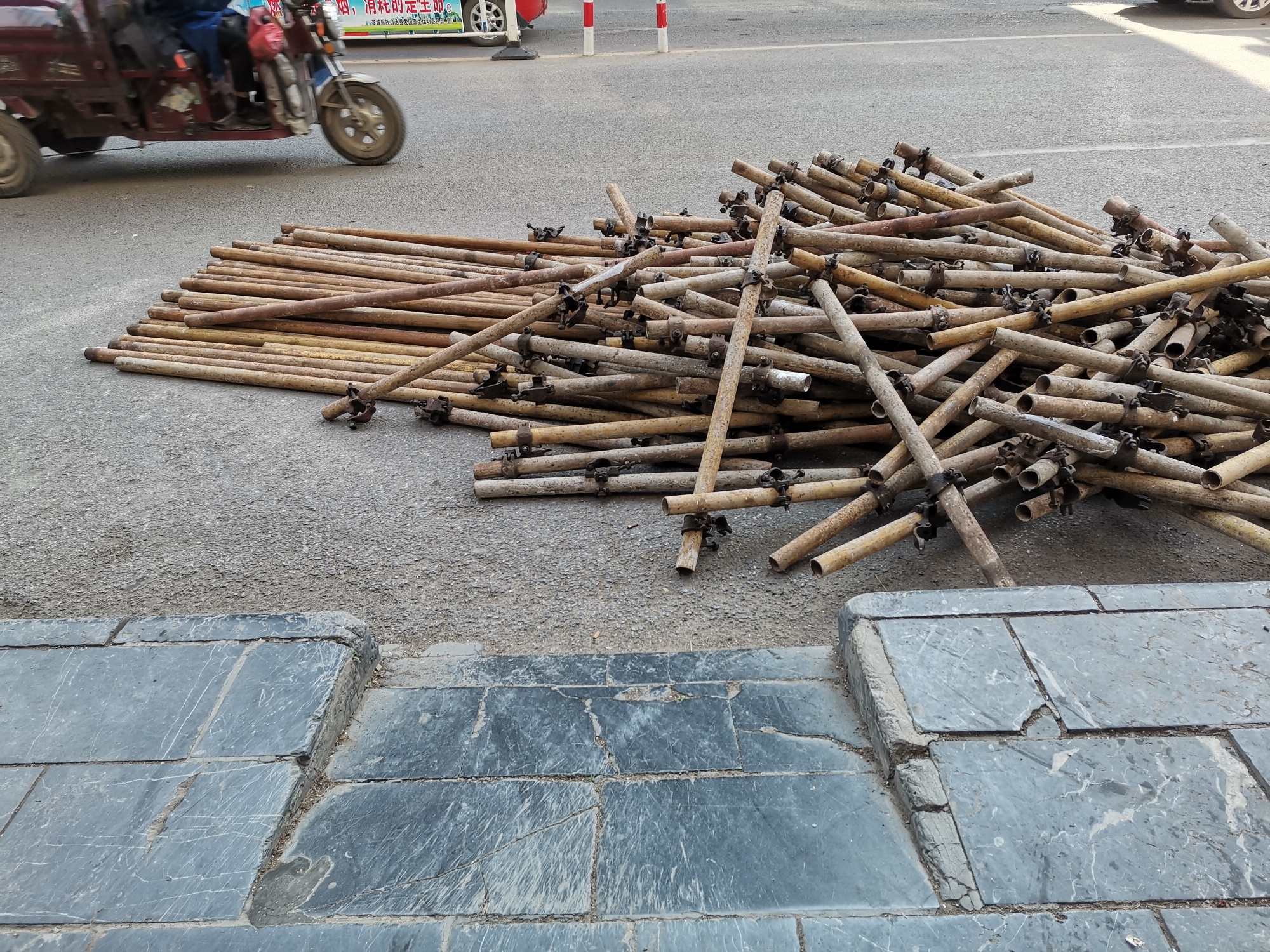 麻烦城中西路搭架子这里注意下对人员出行造成的影响。864 / 作者:敢想敢做敢拼 / 帖子ID:270180