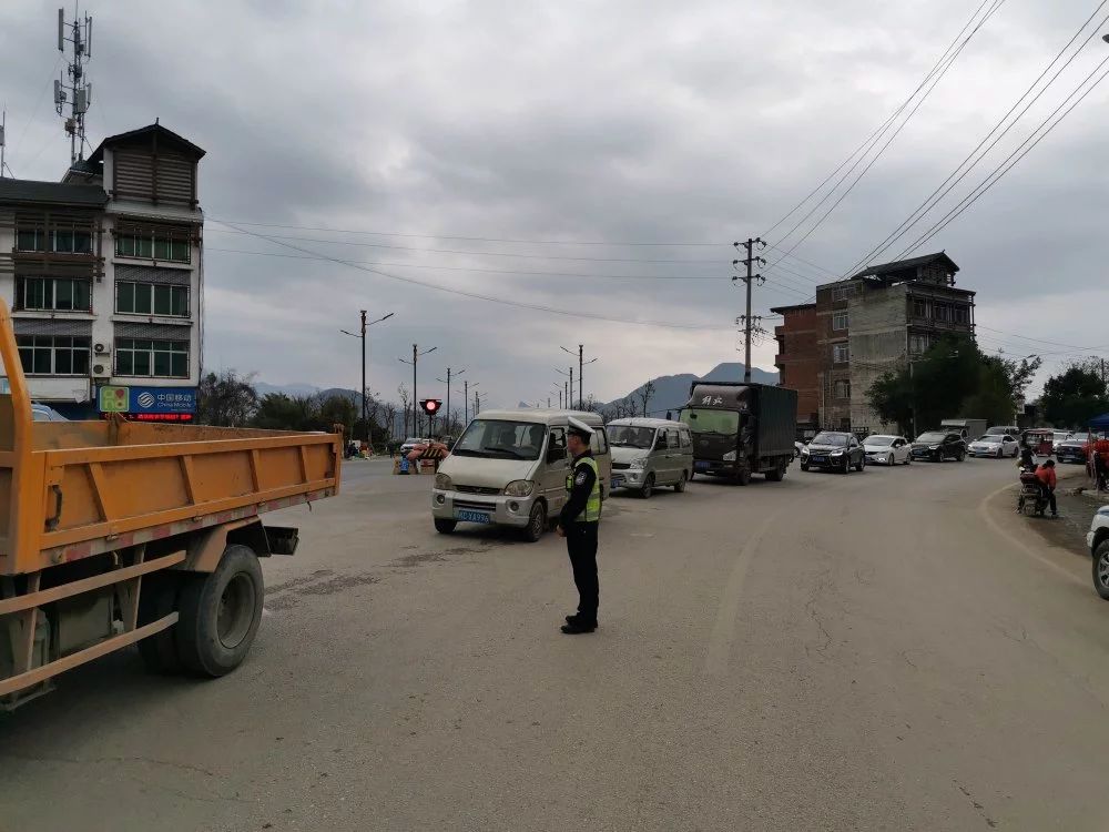 三岔口变十字路，高铁站路上多了红绿灯364 / 作者:登山涉水 / 帖子ID:270319