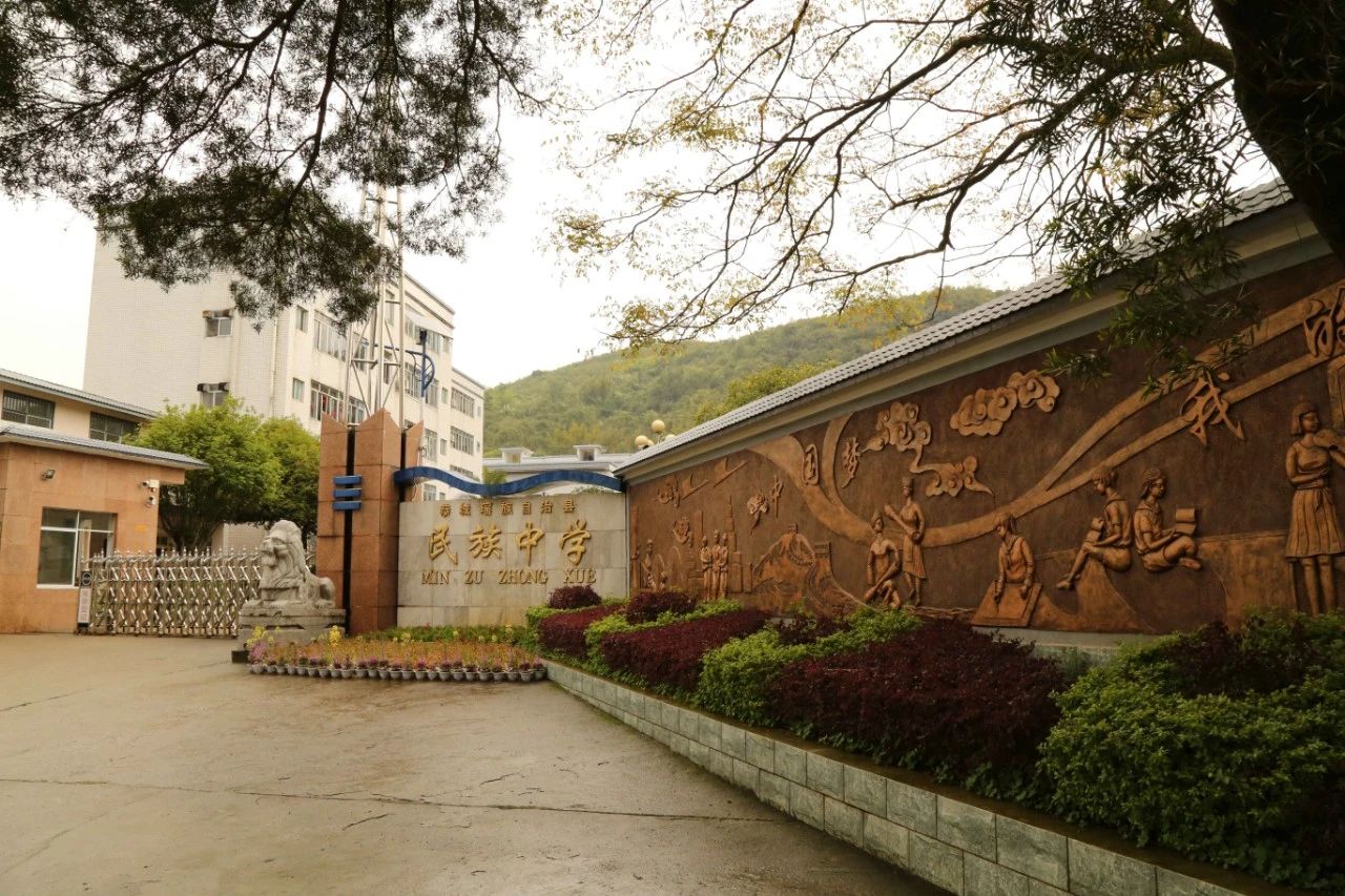 以画笔战“疫” 向抗疫英雄致敬——恭城民中学子绘制海报为抗疫助力156 / 作者:论坛小编01 / 帖子ID:270700