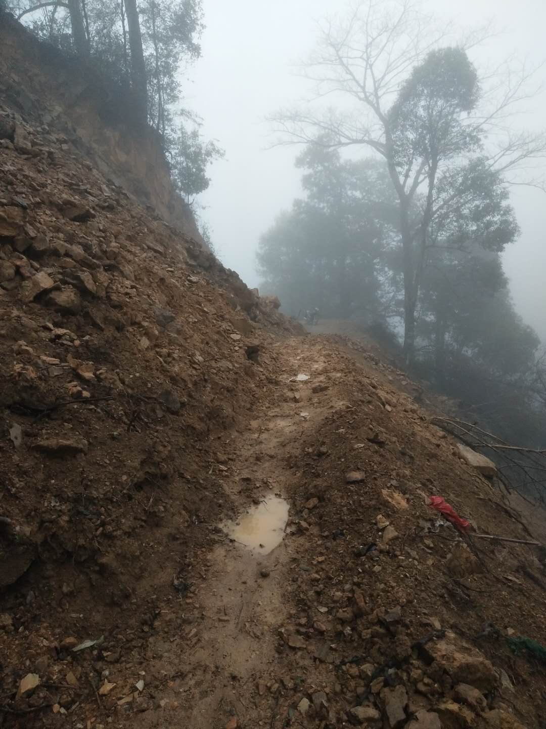 平安镇大江村1组路段发生塌方238 / 作者:慧眼识英雄1 / 帖子ID:270792