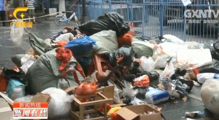 糟心！桂林一居民家中垃圾成堆，15吨垃圾车三趟才清完！27 / 作者:登山涉水 / 帖子ID:271775