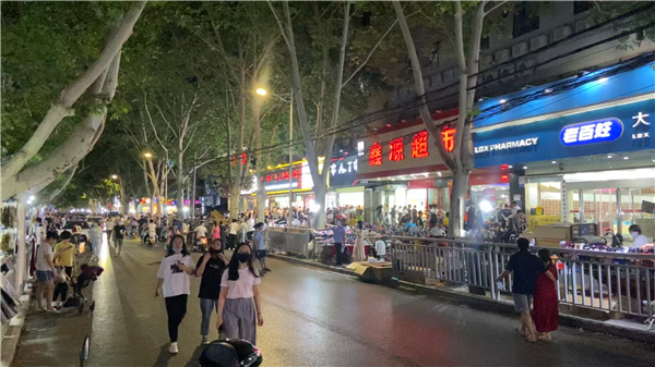地摊经济太火爆，有摊主高价“转让”摊位6 / 作者:儿时的回忆 / 帖子ID:272051